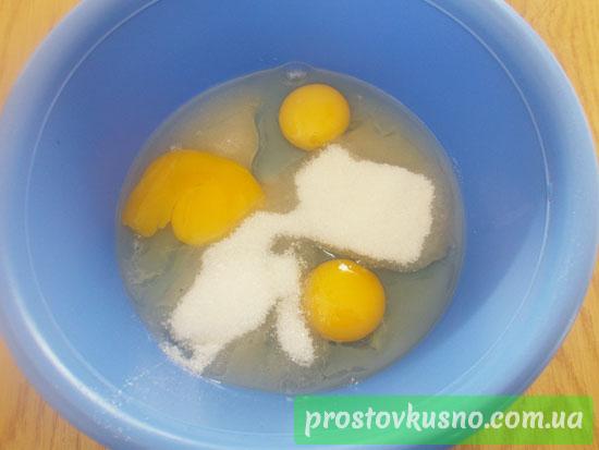 В яйца добавить сахар