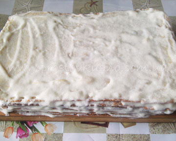 Смазанные коржи торта Медовик