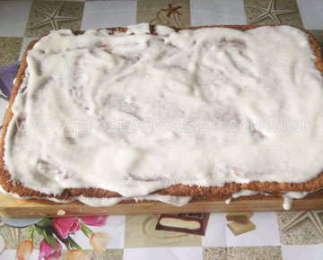Смазат кремом коржи торта Медовик