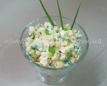 Салат с сыром и зеленым луком